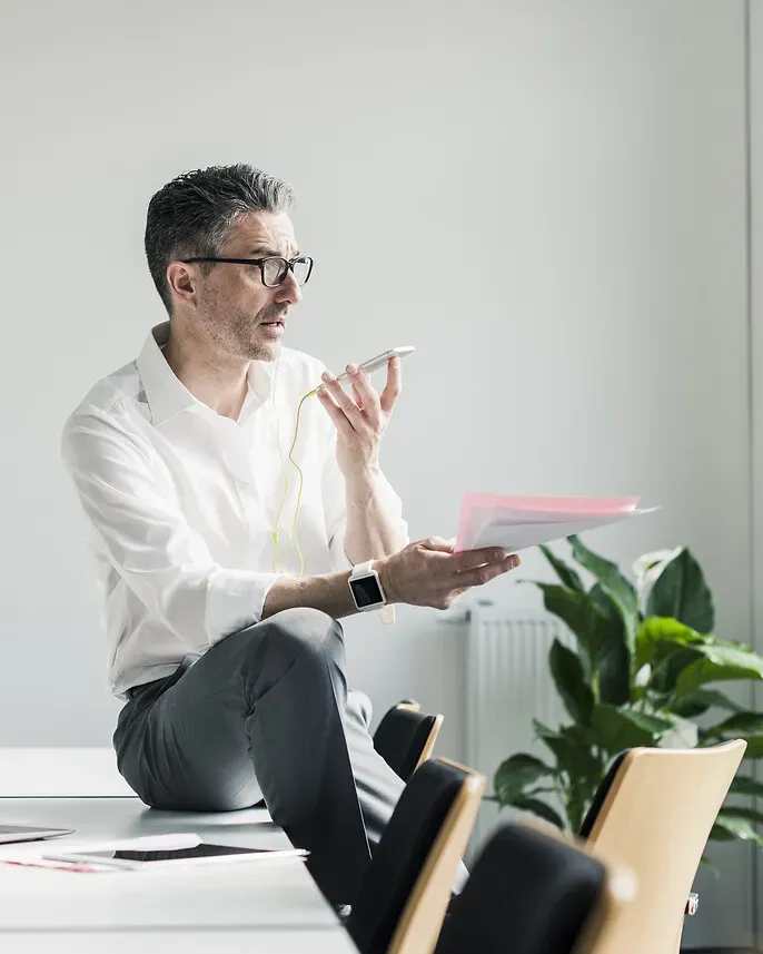 Homme au téléphone regardant par la fenêtre