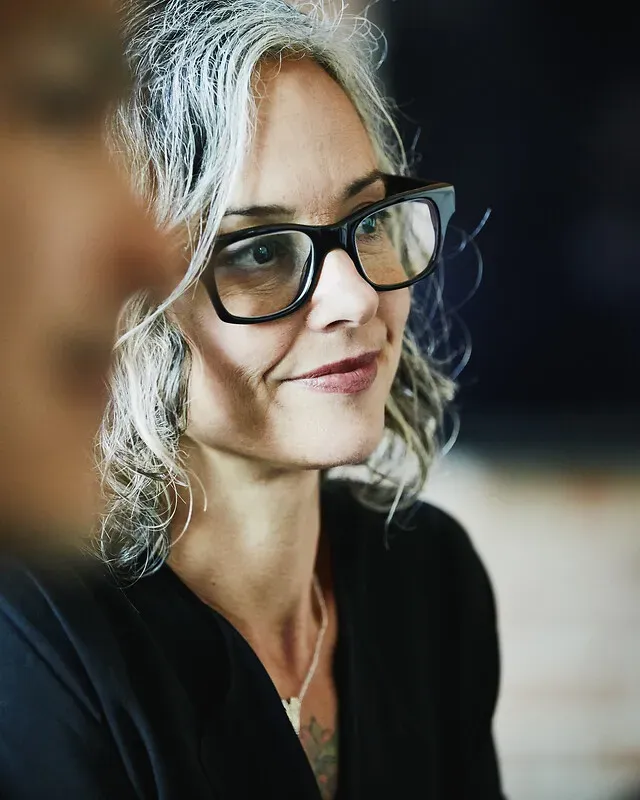 Femme avec des lunettes en réunion