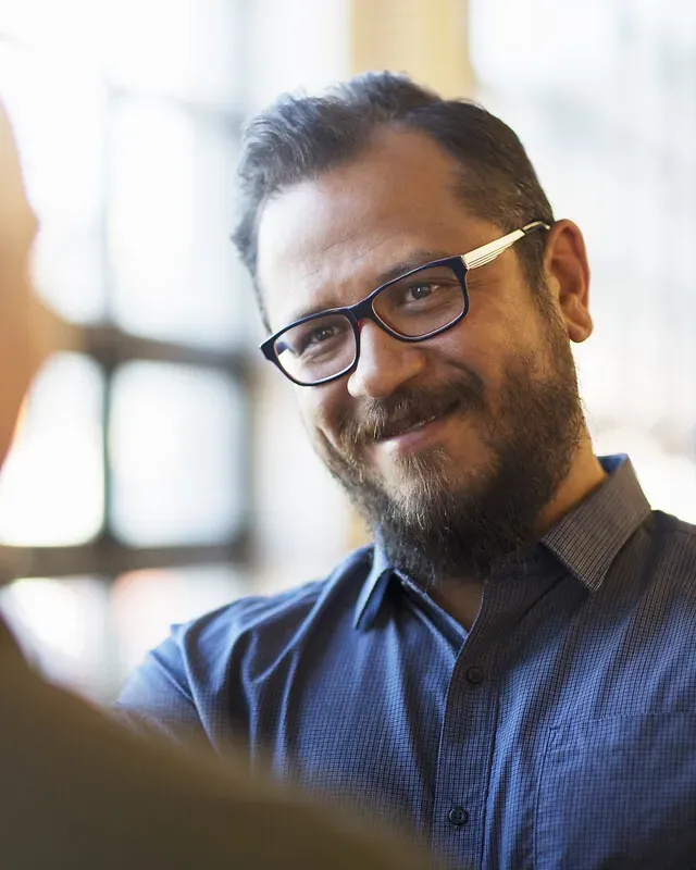 homme souriant en discussion