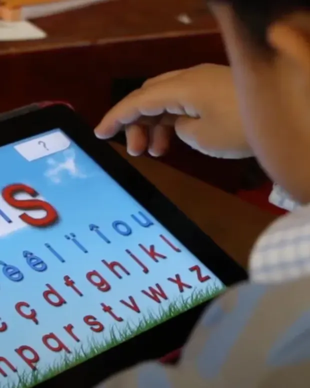 Photo d'un enfant qui joue sur une tablette