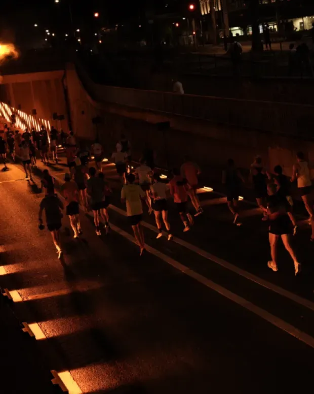 Photo de coureurs rentrant dans un tunnel lors du marathon pour tous Paris 2024