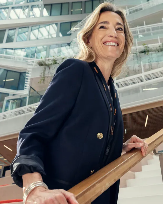 Femme à l'intérieur du siège social Orange