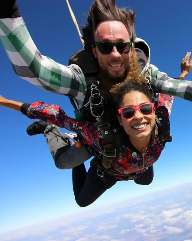 Couple en train de sauter en parachute