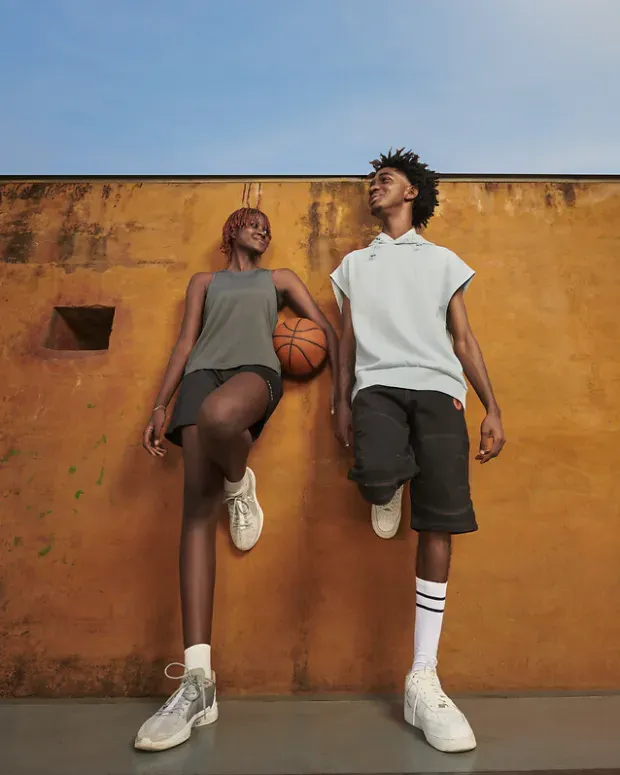 Jeunes jouant au basket en extérieur