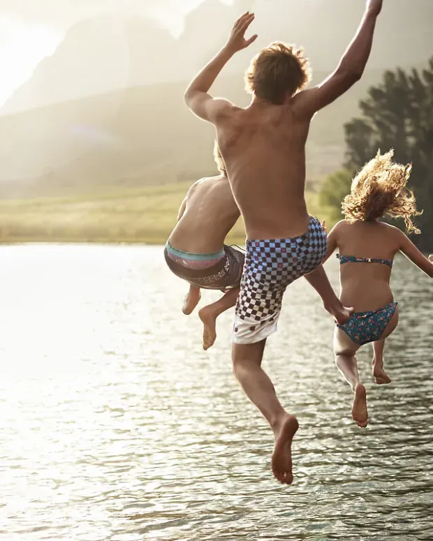 Jeunes qui jouent en sautant dans l'eau
