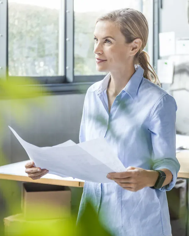 Femme dans un bureau avec un décor de plantes et d'éoliennes