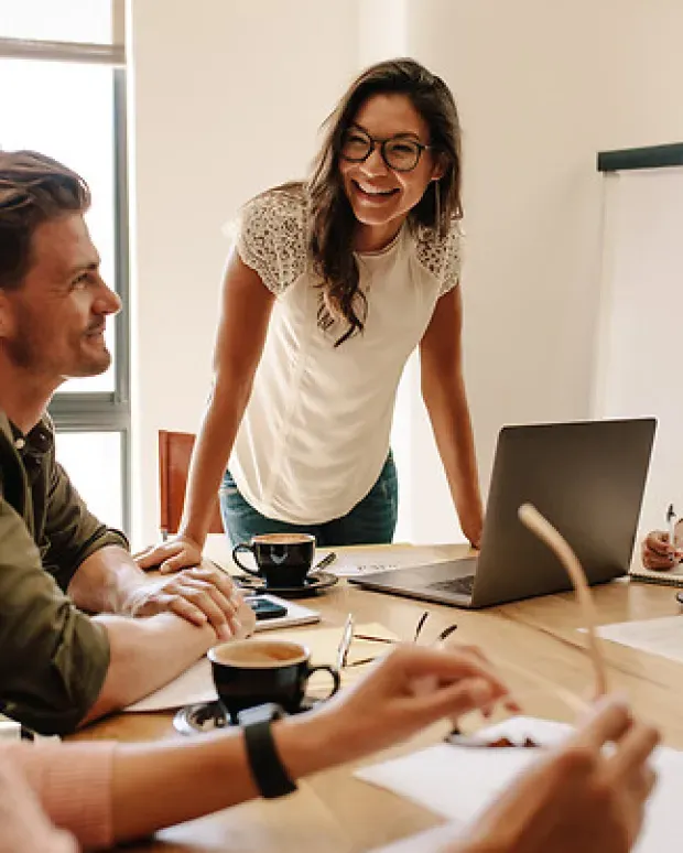Groupe de personnes travaillant autour d'une table