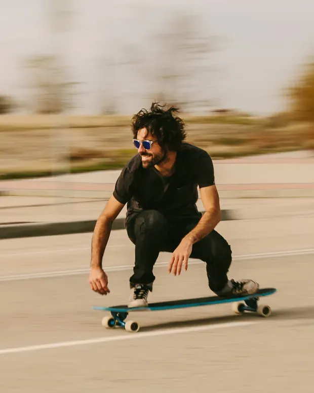 Homme à pleine vitesse sur une planche de surf