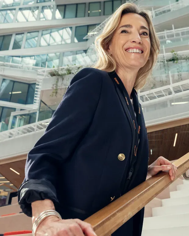 Femme à l'intérieur du siège social