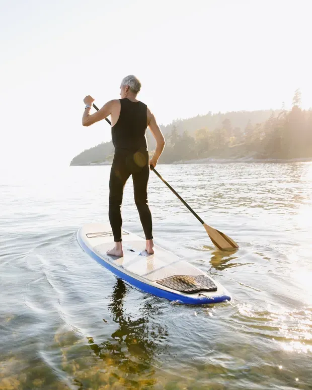 Homme en pleine nature sur un paddle
