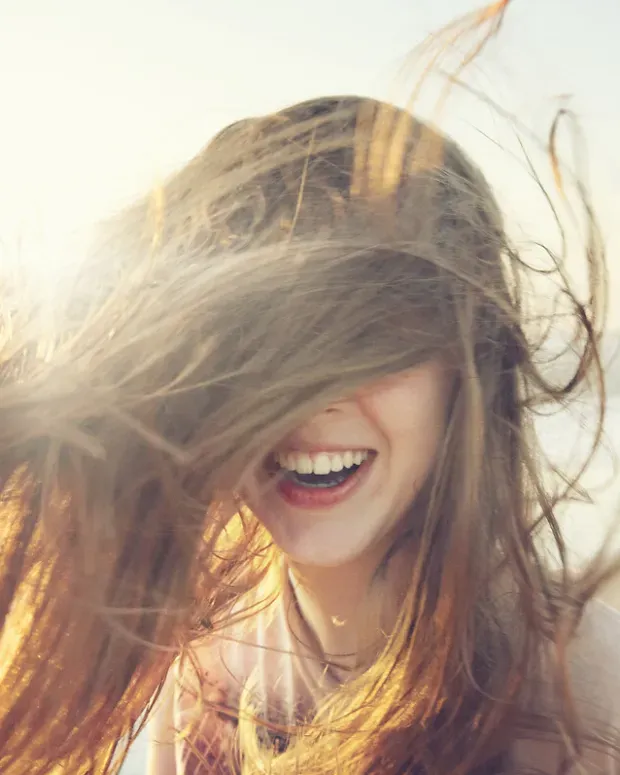 Petite fille avec les cheveux volants devant le visage