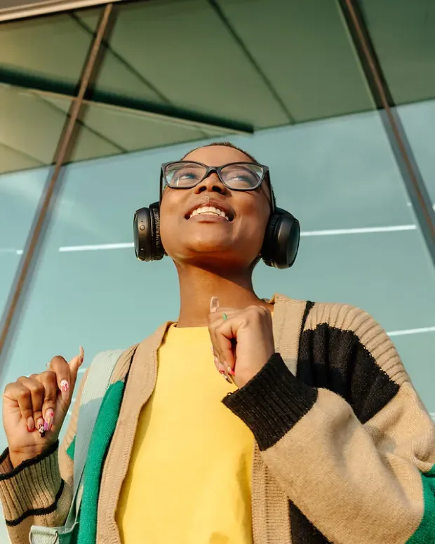 Jeune femme avec un casque sur les oreilles