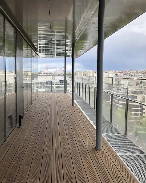 Terrasse extérieure du siège social d'Orange