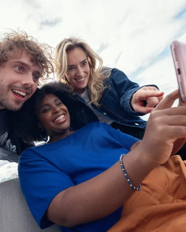 Groupe de personnes regardant un écran de téléphone