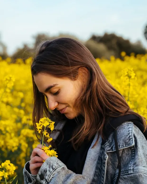 Femme dans un champ de fleurs