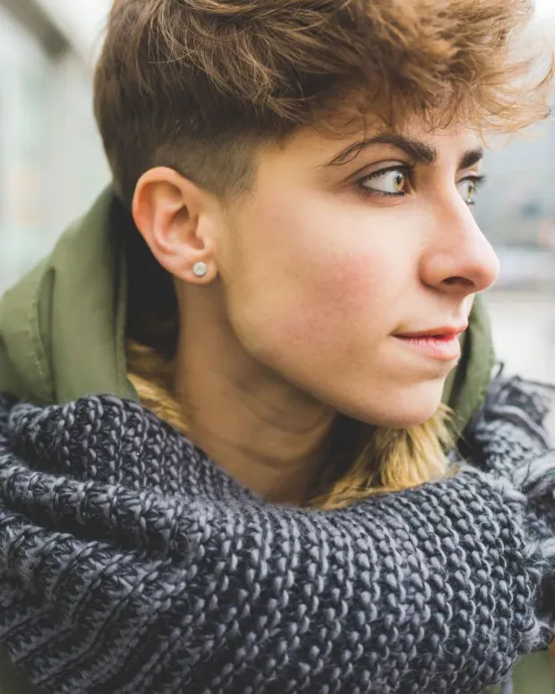 Visage de femme déambulant en ville