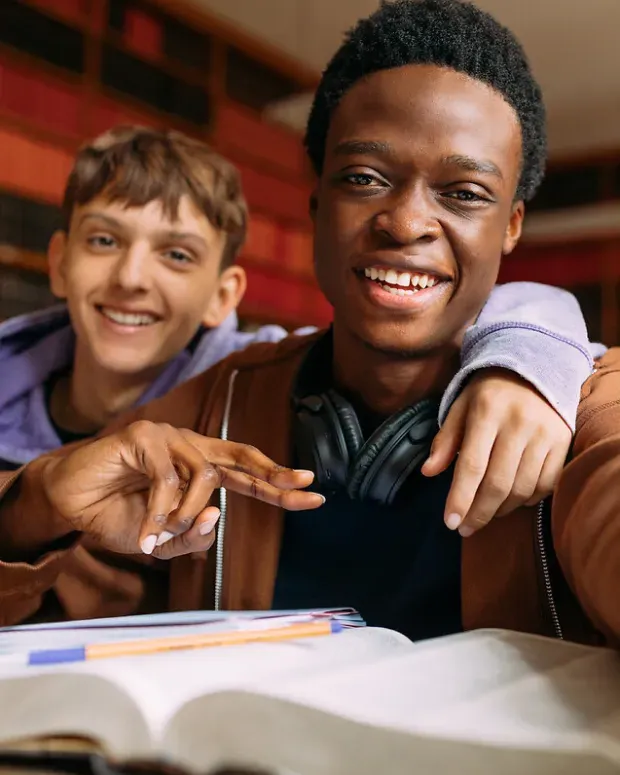 Ados prenants un selfie