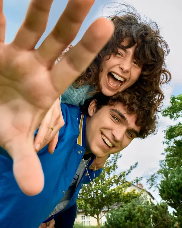  Deux jeunes s'amusent et sourient.
