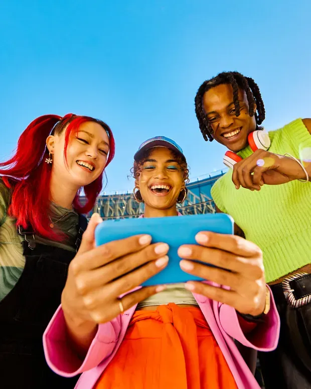 Ados jouant sur leur mobile