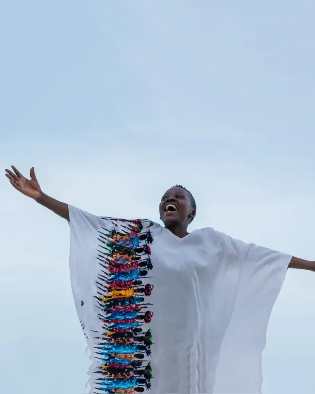 Femme en extérieur ouvrant les bras