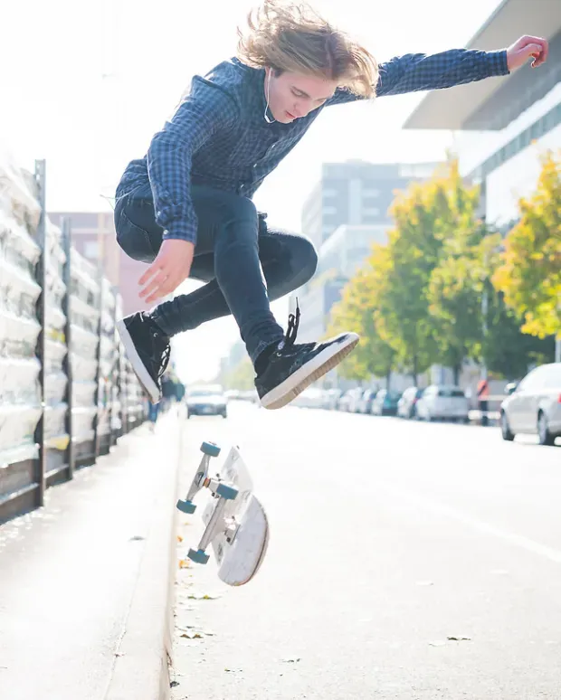 Jeune homme sautant en l'air sur un skate