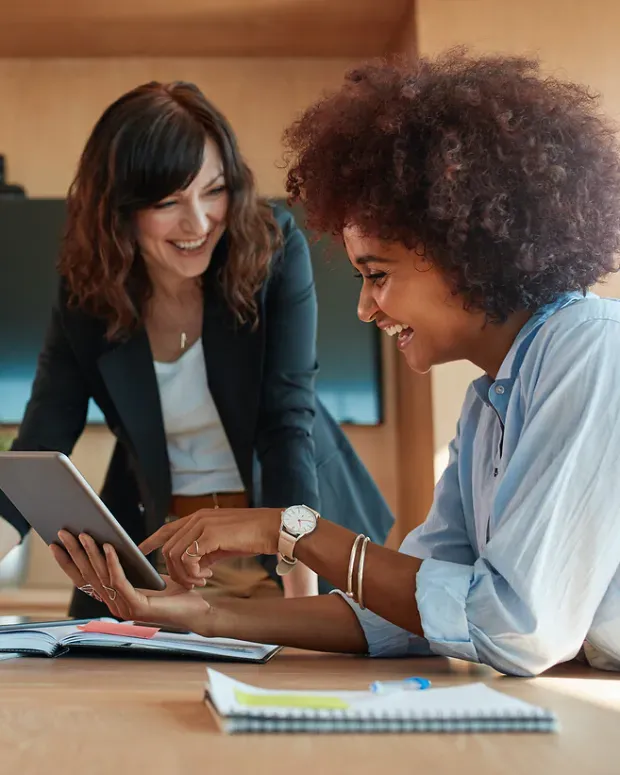Femmes en train de travailler ensemble