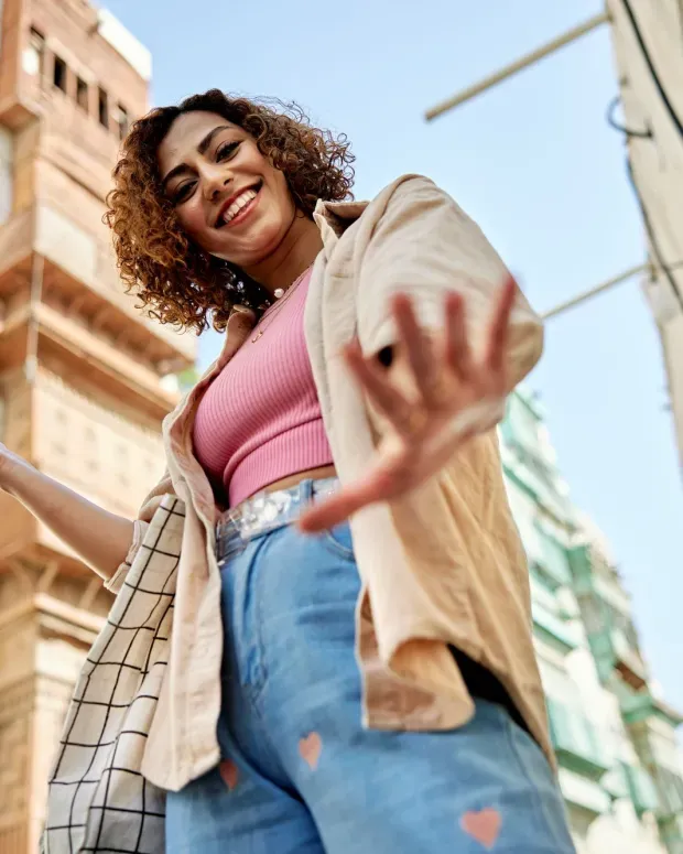Femme en mouvement à l'extérieur