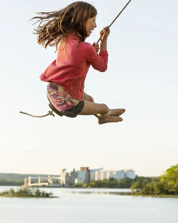 Jeune fille en train de sauter sur une corde