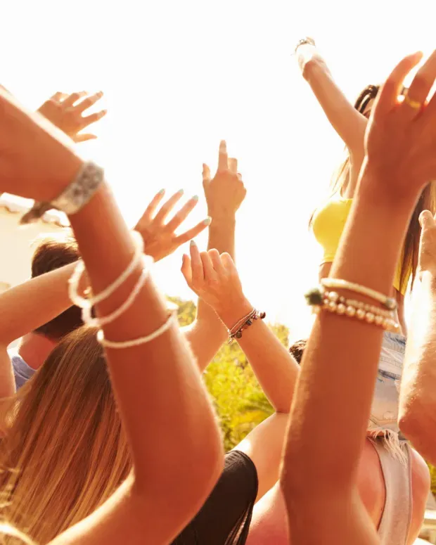 Groupe dehors en train de célébrer un événement