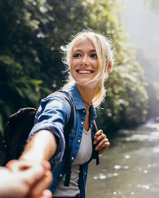 Femme souriante en train de randonner