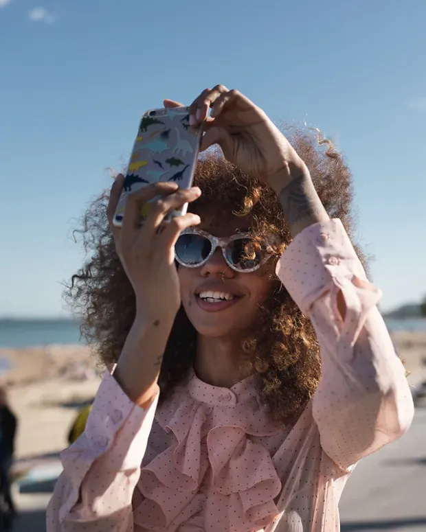 Une femme prend une photo en vacances