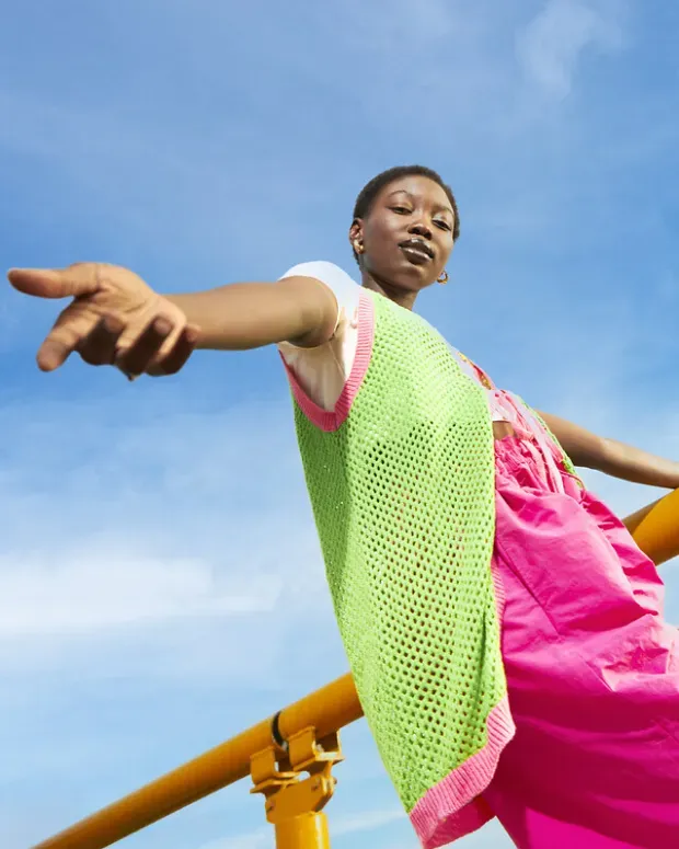 Femme en mouvement à l'extérieur