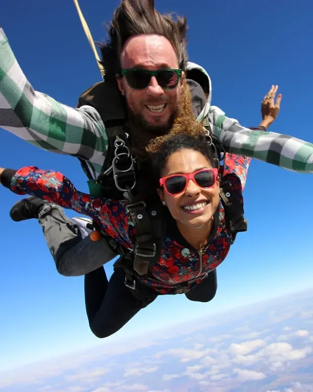 Couple en train de sauter en parachute