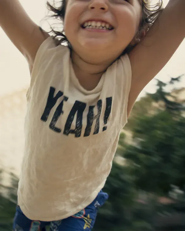 Jeune en train de sauter dans le vide