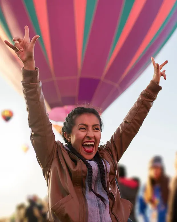 Une jeune femme s'amuse lors d'un rassemblement de mongolfières