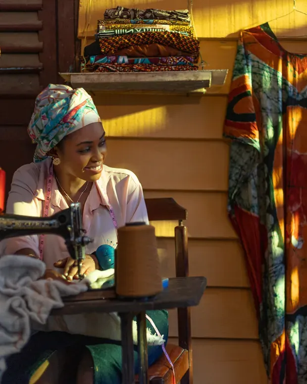 Jeune femme africaine en train de coudre