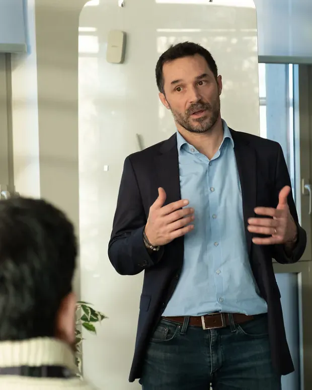 Un employé fait une présentation lors d'une réunion.