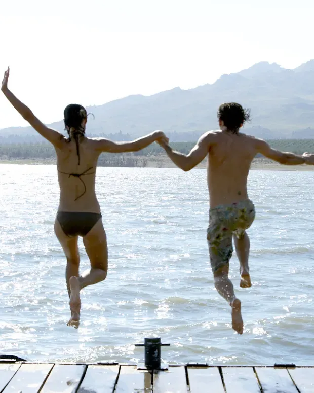 Couple synchro sautant dans l'eau