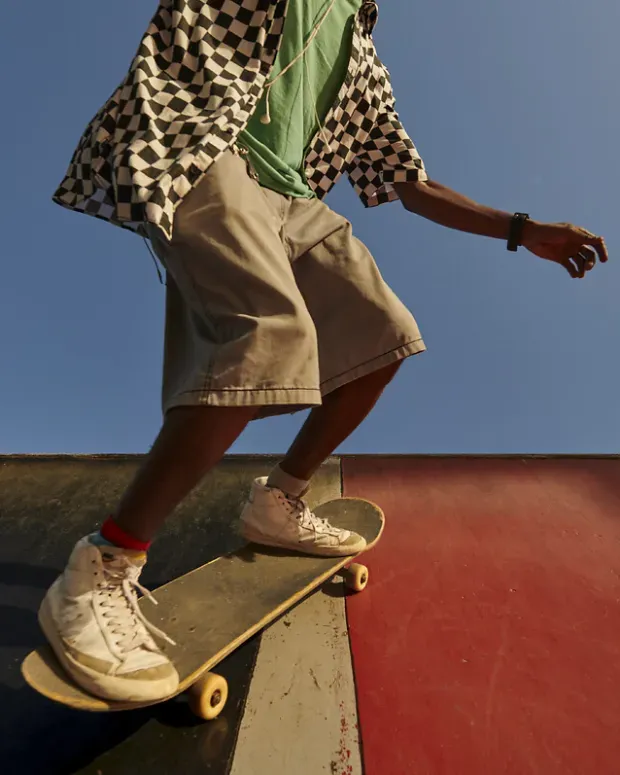 Jeune en train de faire du sport en extérieur