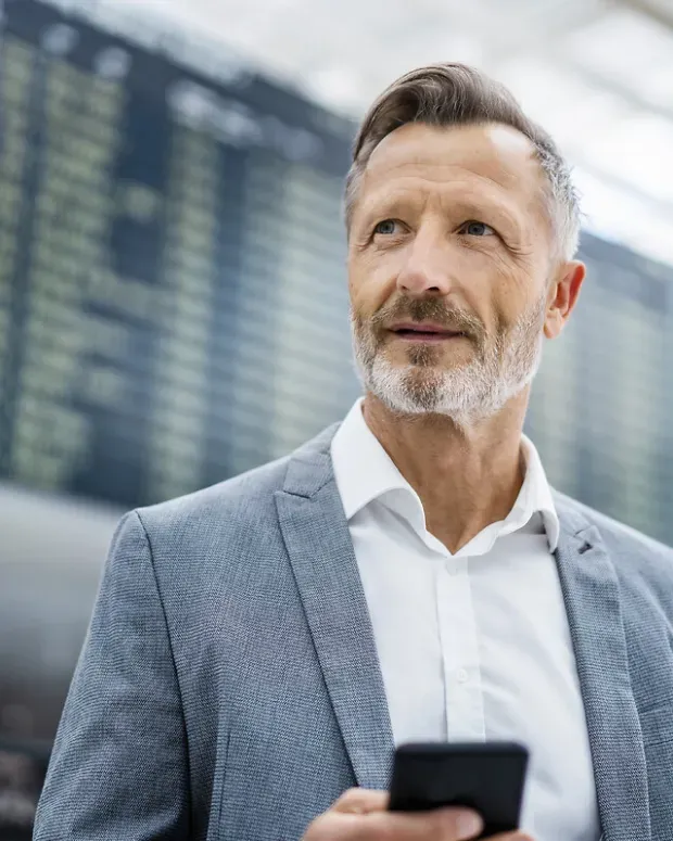 Un homme dans un aéroport