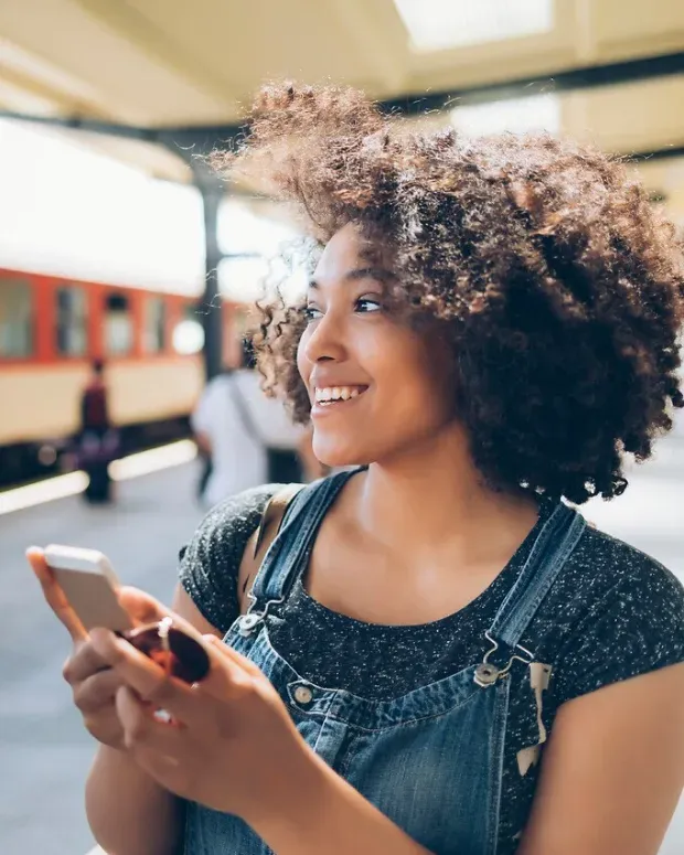 Femme sur son téléphone portable à la gare