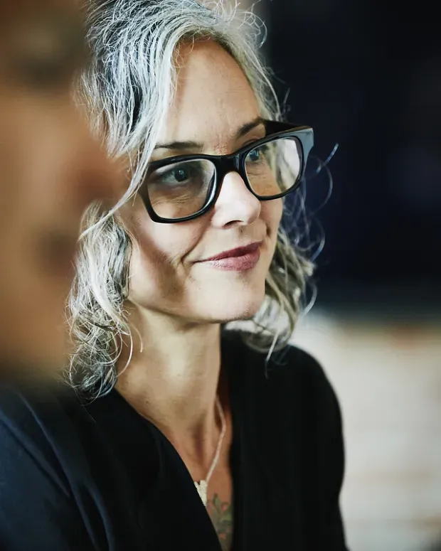 Femme avec des lunettes en réunion