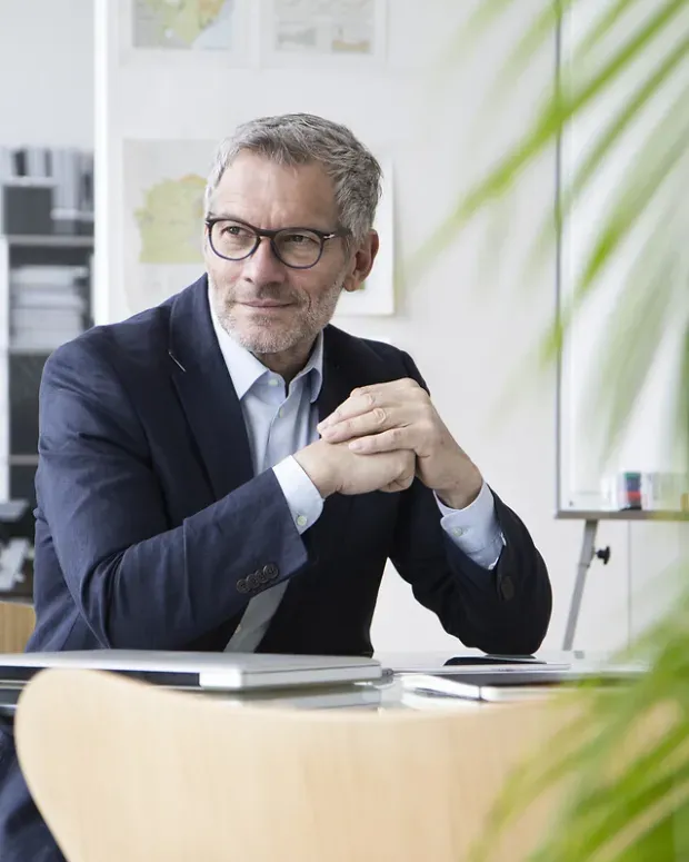 Homme d'affaire assit à une table de réunion