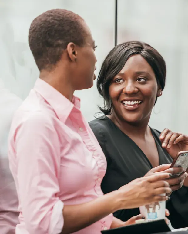 Deux femmes d'affaires en train de se parler.