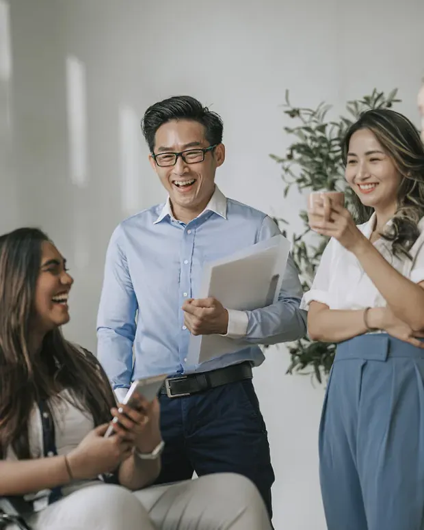 Un groupe de collègues en train de profiter d'une pause ensemble.