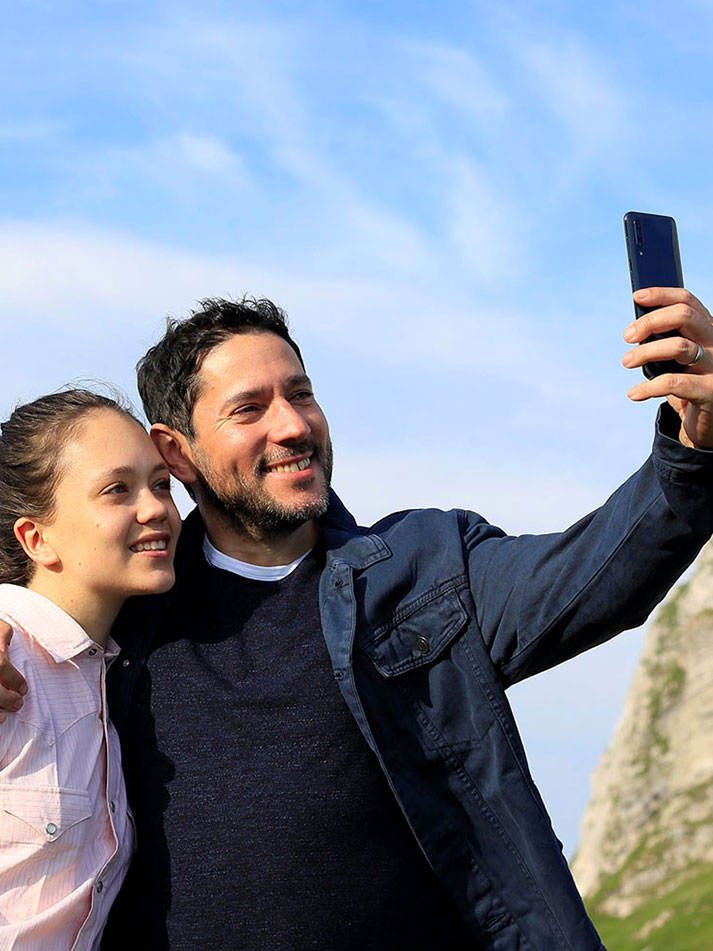 Magazine un père et sa fille ado font un selfie