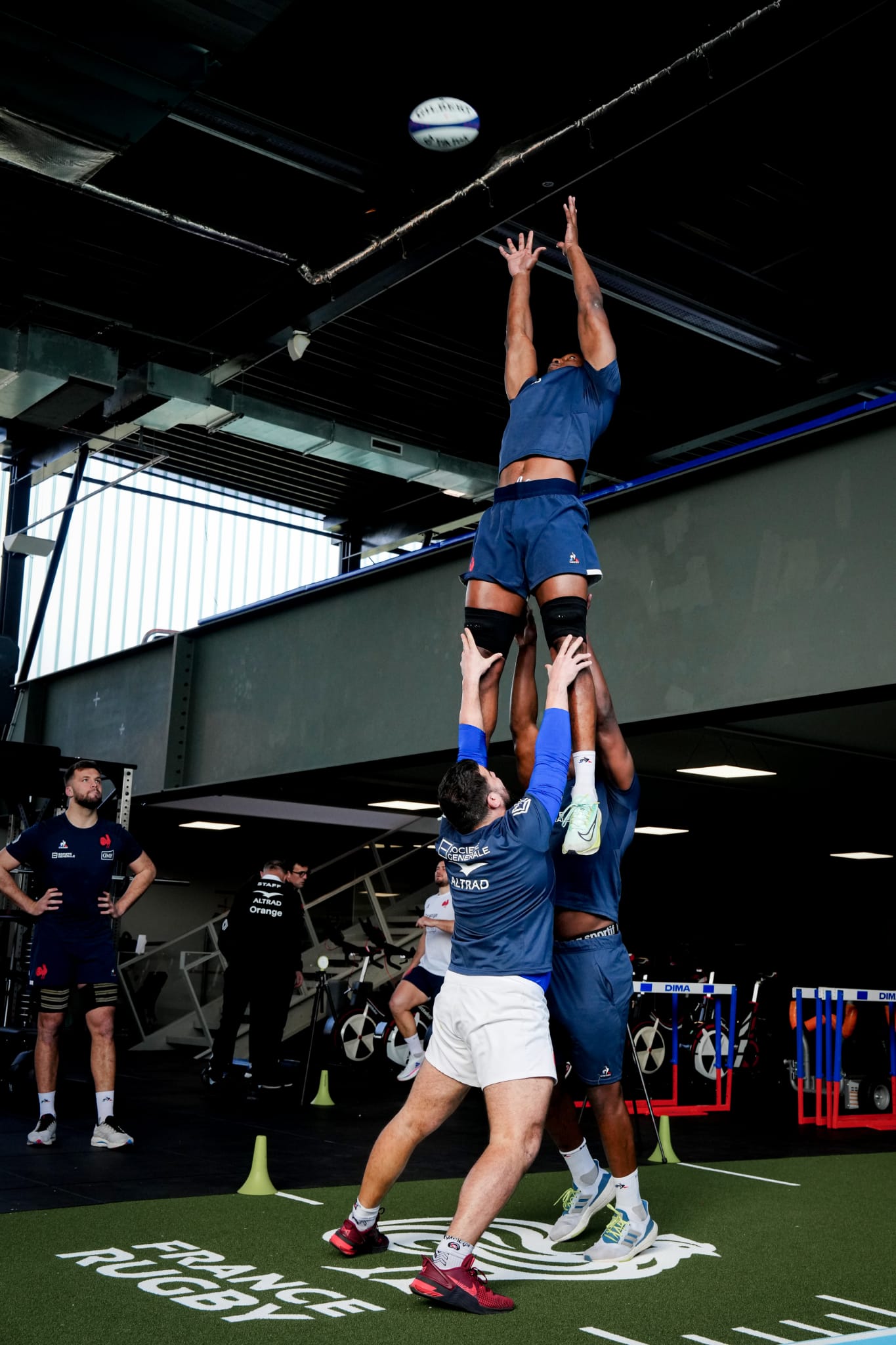 Entraînement à "la touche" du XV de France en indoor
