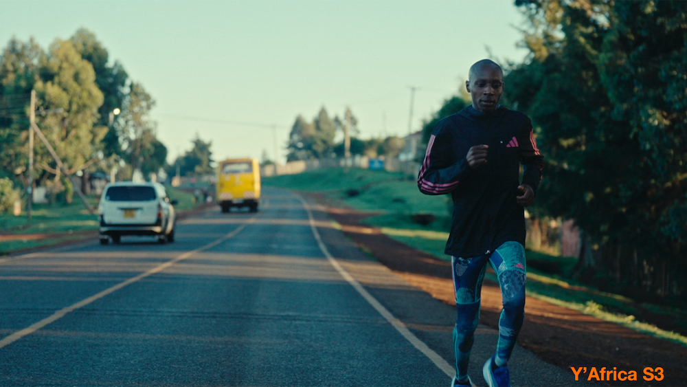 Photo d'un homme qui court près d'une route