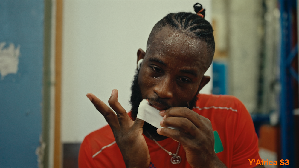 Photo d'un homme qui met un strap sur son doigt