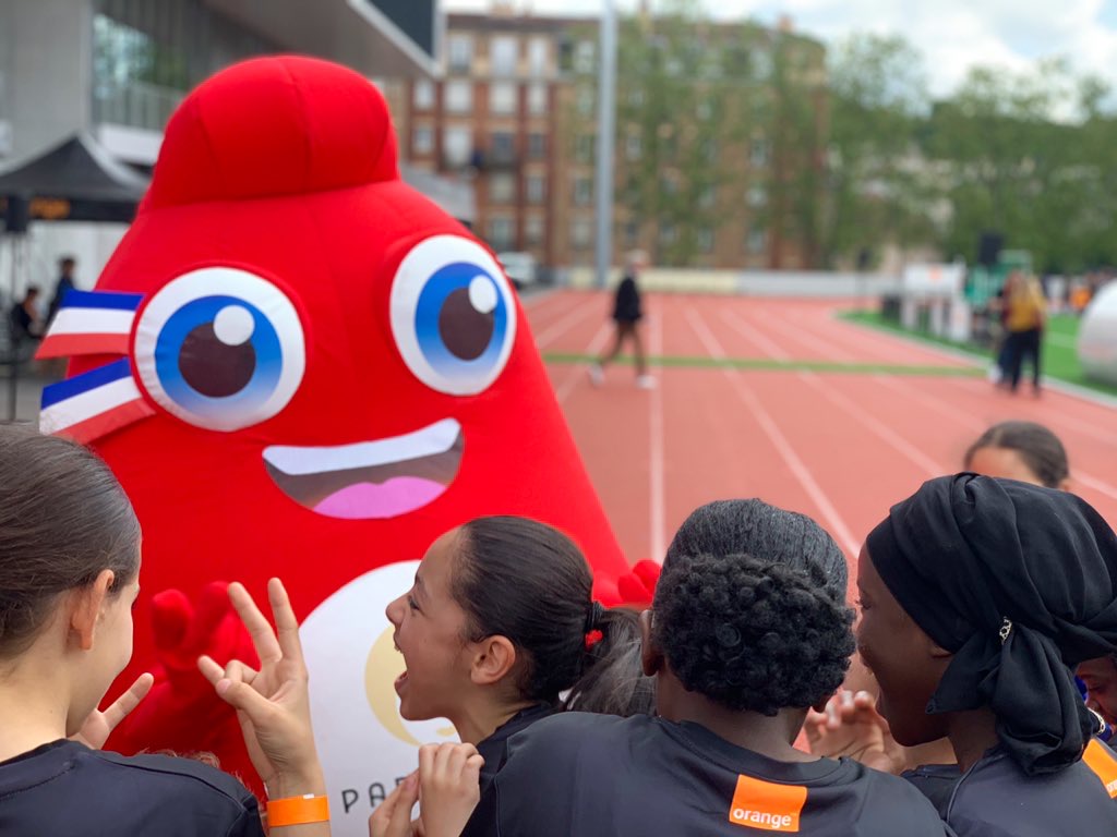 Photo d'une mascotte avec des enfants